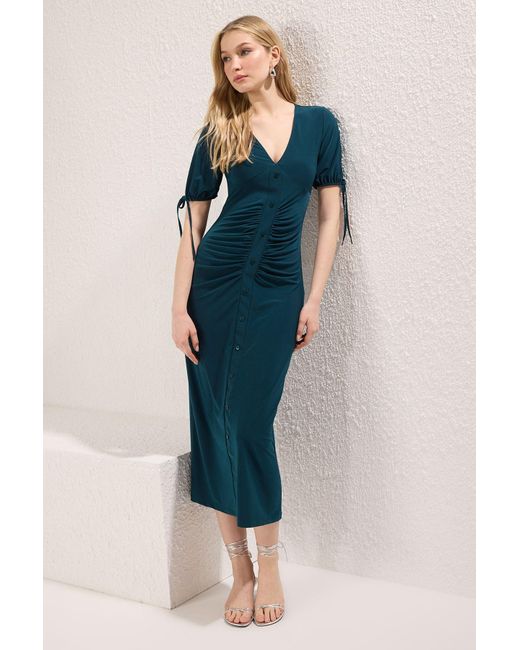 Trendyol Blue Smaragdgrünes, Dehnbares Midi-Strickkleid Mit V-Ausschnitt Und Knopfdetail Für Damen