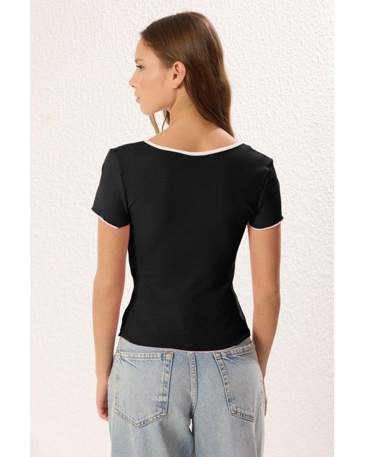 Trendyol Black Schwarze, Taillierte, Taillierte, Gerippte Esenk-Strickbluse Mit Kontrastierenden Schleifenbesatzdetails Für Damen
