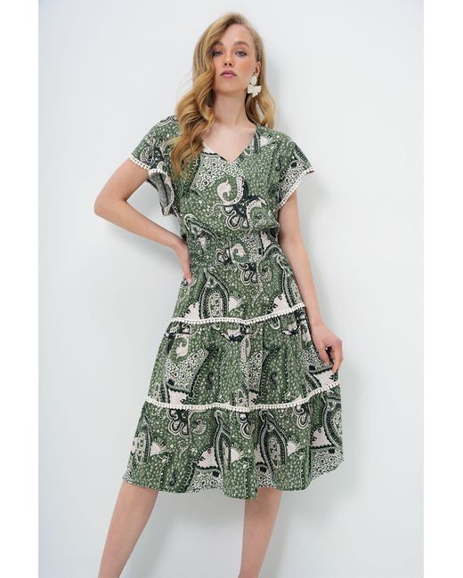 Trend Alaçatı Stili Green Grünes Kleid Mit V-Ausschnitt Und Ethnischem Muster, Gewellter Taille Und Gewebtem Kleid Mit Muscheldetails Für Damen