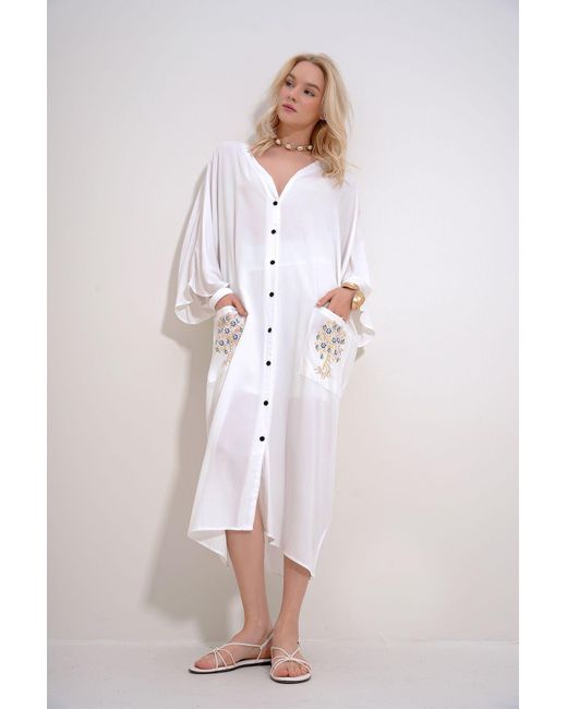 Trend Alaçatı Stili White Kleid aus gewebter viskose mit knopfleiste, rücken und taschen, wunschbaum-aufdruck,