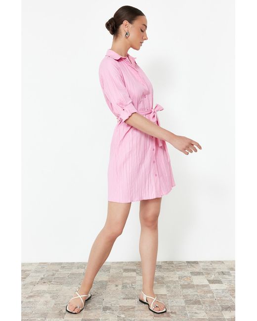 Trendyol Pink Minikleid aus strukturiertem hemdgewebe mit gürtel