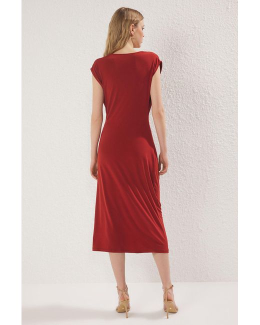 Trendyol Red Tile Solid Shirring – Zweireihiges Strickkleid Mit Drapiertem Midi-Shirring Und Detailliertem Ausschnitt Für Damen