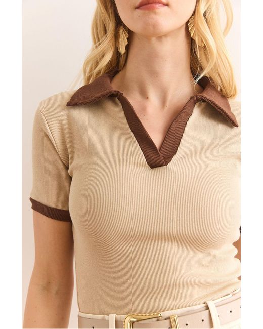 Olalook Natural Beigefarbene, Bitterbraune Bluse Mit Polokragen Und Farbigen Details Aus Dehnbarer Baumwolle Für Damen
