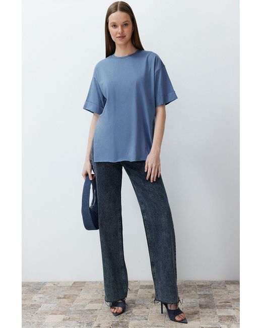 Trendyol Blue Indigoblaues, asymmetrisches boyfriend-strick-t-shirt aus 100 % baumwolle mit zwei ärmeln