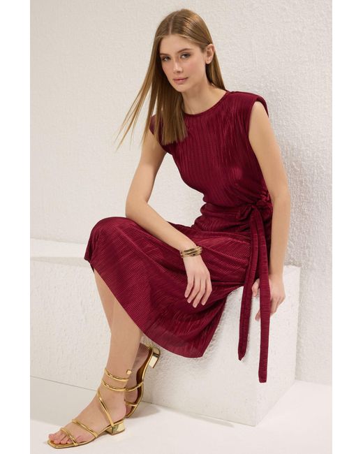 Trendyol Red Pflaumenfarbenes, Gerades, Gepolstertes, Plissiertes Strickkleid Mit Gürtel Für Damen