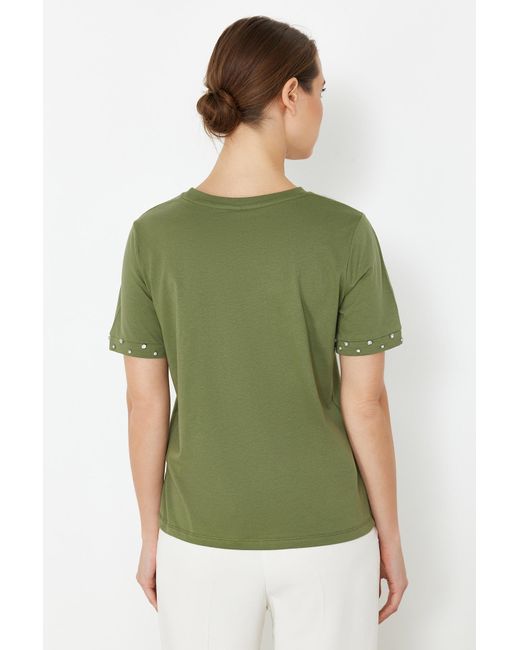 Trendyol Green Farbenes strick-t-shirt mit stein-accessoire-details, regular/regular fit, 100 % baumwolle,