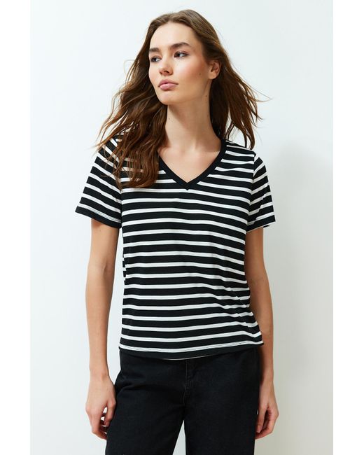 Trendyol Multicolor Schwarz-weißes 2er-pack gestricktes t-shirt aus 100 % baumwolle mit v-ausschnitt