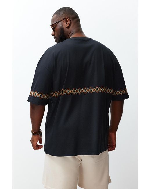 Trendyol Plus size es oversize/weit geschnittenes bequemes t-shirt aus 100 % baumwolle mit ethno-stickerei in Black für Herren
