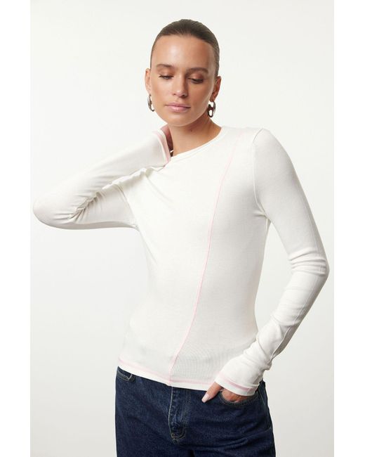Trendyol White Flexible Strickbluse – Rundhalsausschnitt, Kinderbett-Nähte, Figurbetont Für Damen