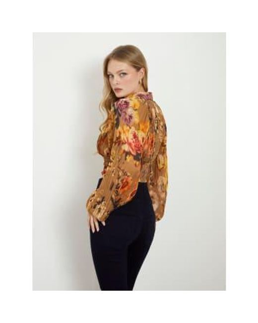 Bianca Pleated Top Or Caramel Bouquet di Guess in Brown