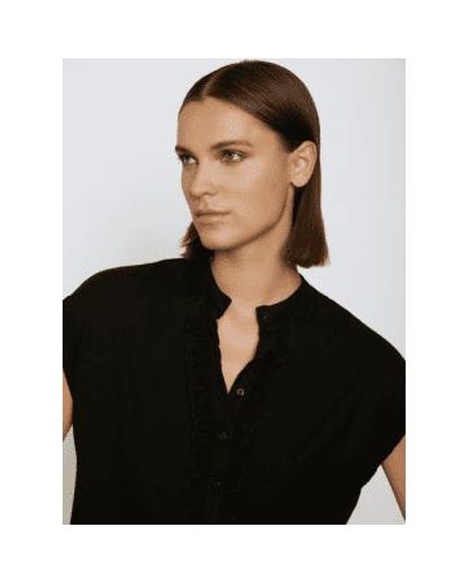 Camiseta modal cuello en v en negro SKATÏE de color Black