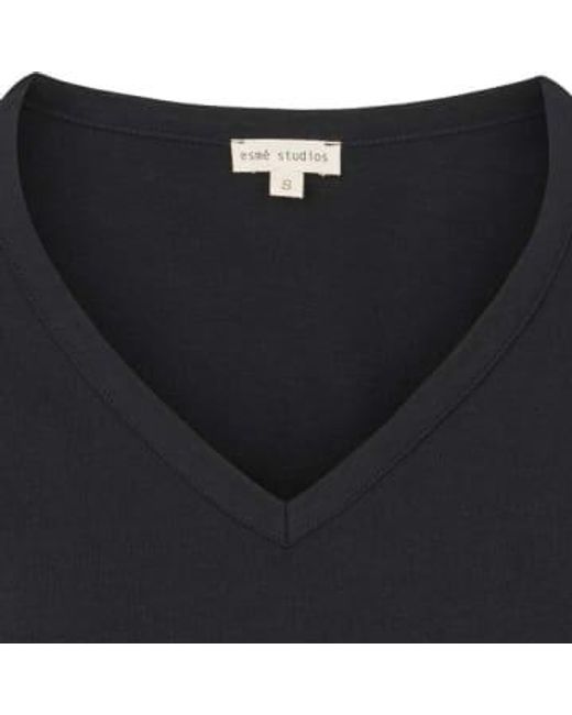 Camiseta cuello en v essigne-negro esmé studios de color Black