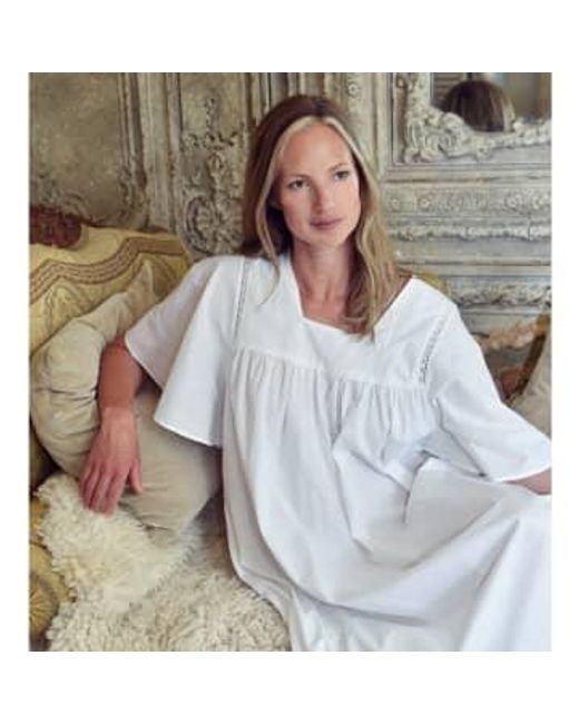 Damas nightdress algodón blanco con mangas estriadas 'valentina' Powell Craft de color Gray