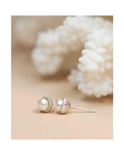 Pearl Earrings di Zoe & Morgan in Natural