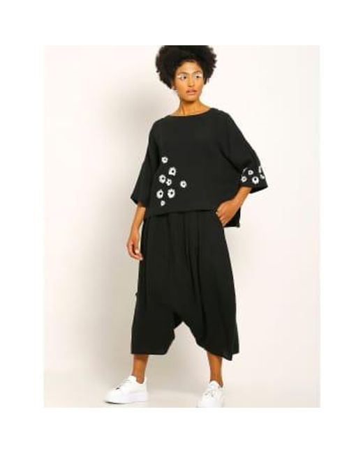 New Arrivals Black Bize Linen Top With White Daisies