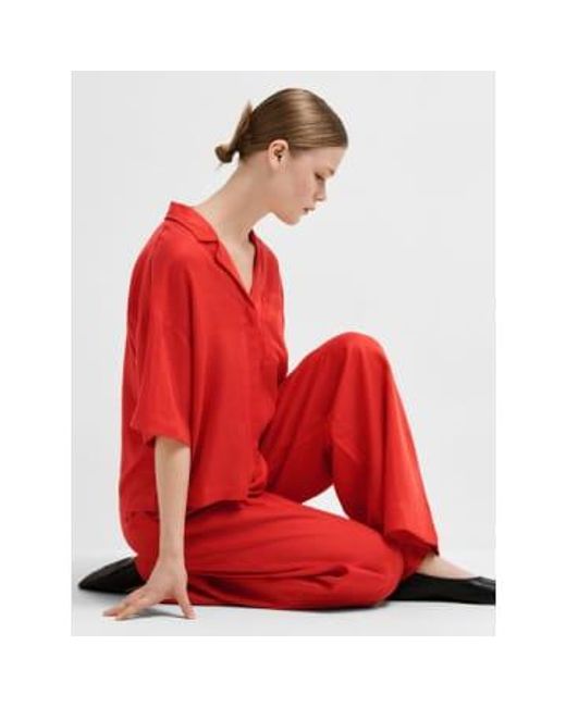 Or Lyra Boxy Linen Shirt Or Scarlet Flame di SELECTED in Red