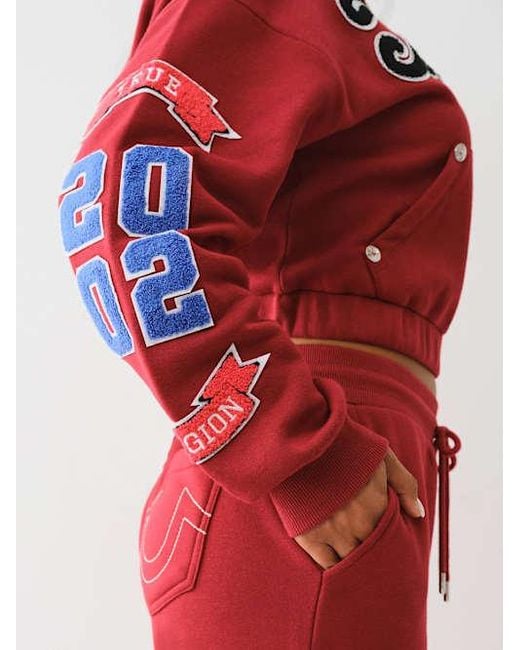 True Religion クロップド バーシティジャケット True Religion Crystal Patch Varsity Red Dahlia Crop Zip