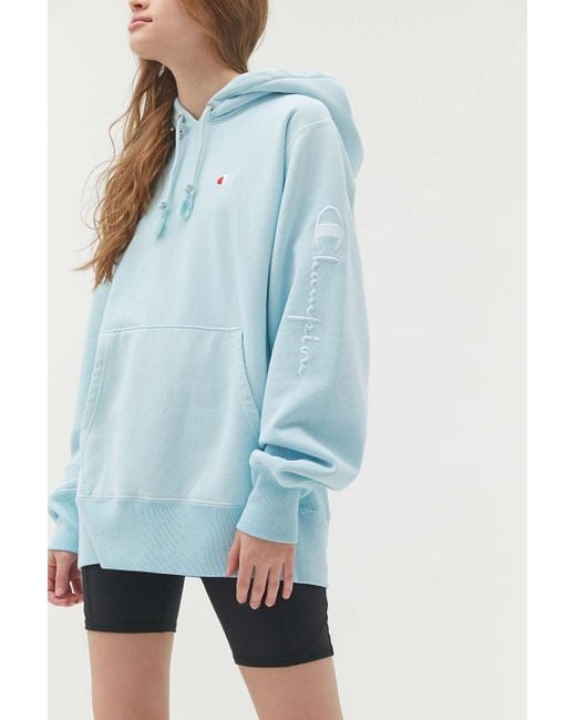 Champion Uo Exclusive Boyfriend Script Sleeve Hoodie Sweatshirt in Blue |  Lyst Canada
