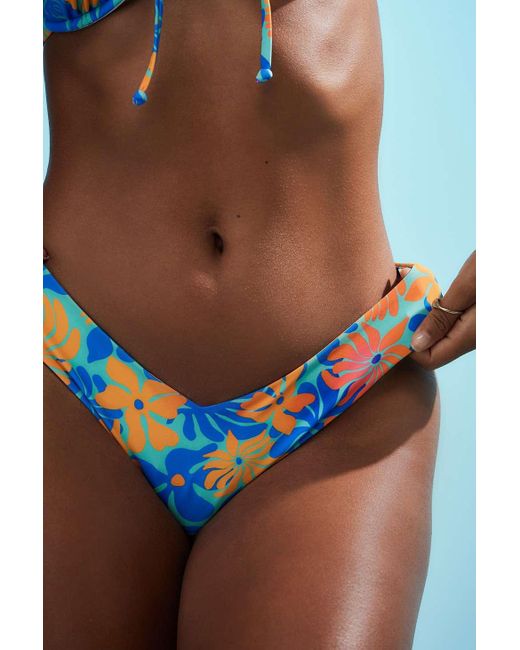 Kulani Kinis Blue Gerafftes tanga-bikinihöschen im retro-look mit blumenmuster