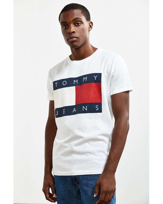 Tommy Hilfiger Denim Tommy Jeans For Uo '90s Logo Tee in White for Men |  Lyst