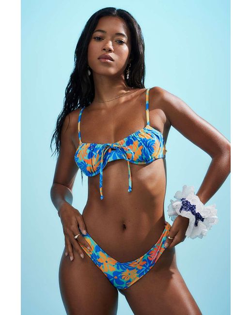 Kulani Kinis Blue Gerafftes tanga-bikinihöschen im retro-look mit blumenmuster