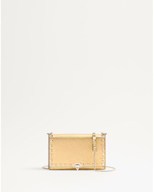 Valentino Garavani ロックスタッズ ラミネートグレインカーフスキン チェーン付き ミニ カーフスキンバッグ 女性 アンティークブラス Natural