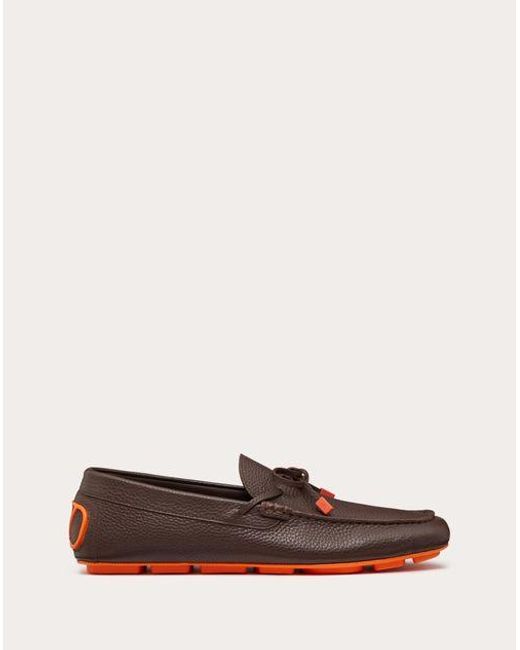 MOCASINES DE CUERO DE BECERRO GRANULADO CON EL VLOGO SIGNATURE Valentino Garavani de hombre de color White