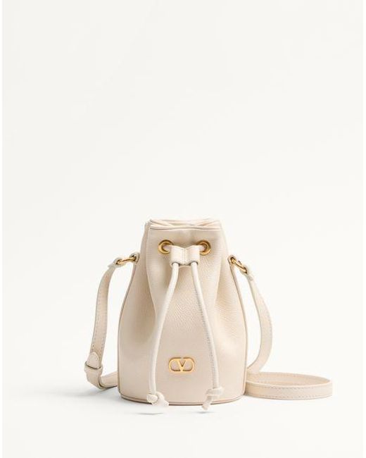 Valentino Garavani Vロゴ シグネチャー グレインカーフスキン ミニ バケットバッグ 女性 ライトアイボリー Natural