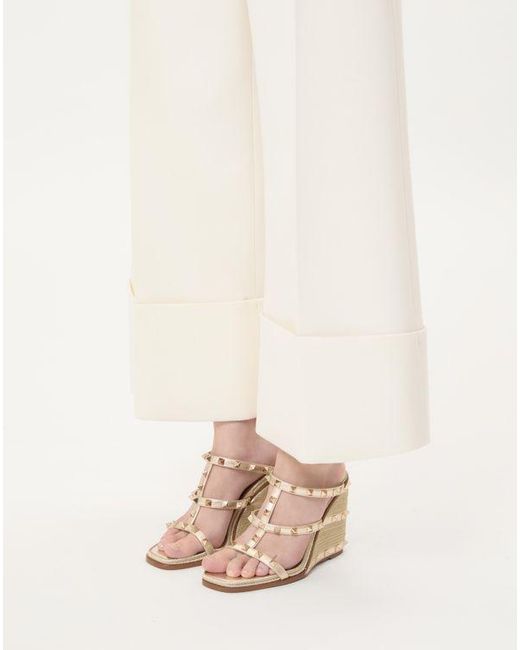 Valentino Garavani ロックスタッズ コーネリーエンブロイダリー ラミネートナッパ ウェッジサンダル 100mm 女性 プラチナ Natural