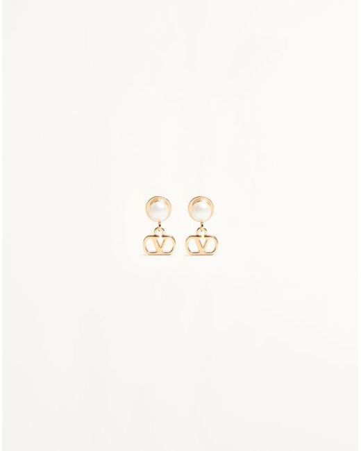 Valentino Garavani Vロゴ シグネチャー メタル X パール ピアス 女性 ゴールド/クリーム Natural
