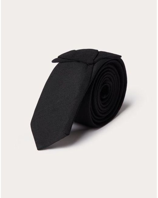 Cravatta valentie in lana e seta con ricamo fiore di Valentino Garavani in Black da Uomo