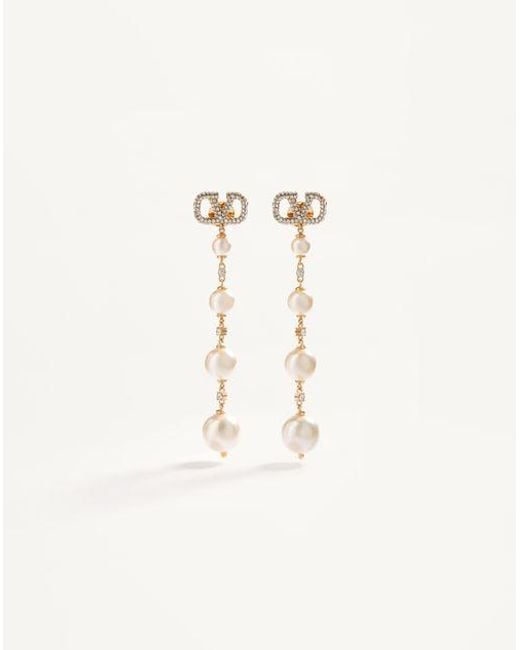 Valentino Garavani Vロゴ シグネチャー スワロフスキー®クリスタル X パールビーズ ピアス 女性 ゴールド Natural