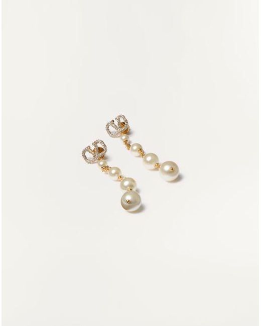 Valentino Garavani Vロゴ シグネチャー スワロフスキー®クリスタル X パールビーズ ピアス 女性 ゴールド Natural