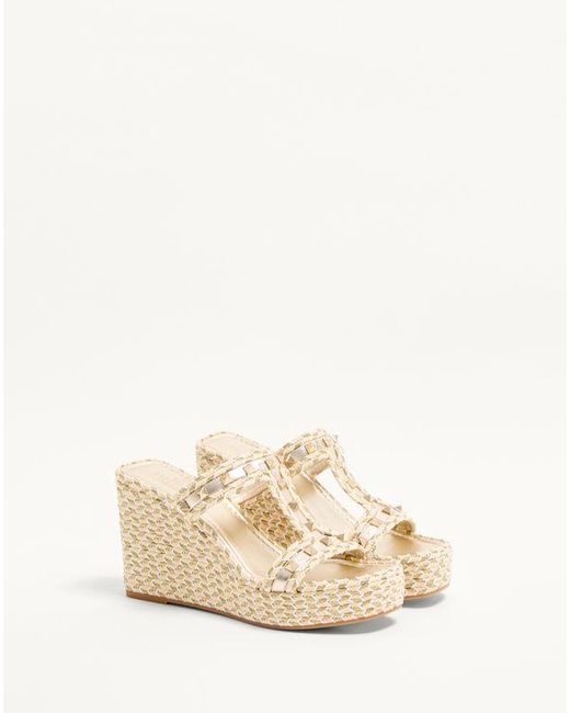 Valentino Garavani ロックスタッズ ラミネートナッパレザー ウェッジサンダル 90mm 女性 ナチュラル/アイボリー/ゴールド/プラチナ Natural