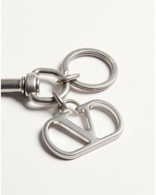 メンズ Valentino Garavani Vロゴ シグネチャー メタル キーリング付きバッグチャーム おとこ パラジウム Metallic