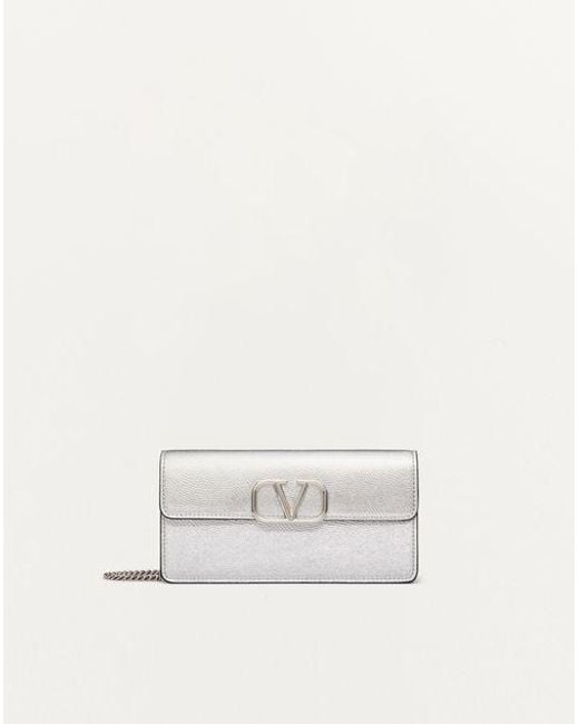 Portefeuille À Chaîne Vlogo Signature En Cuir De Veau Grainé Métallisé Femme Valentino Garavani en coloris Natural