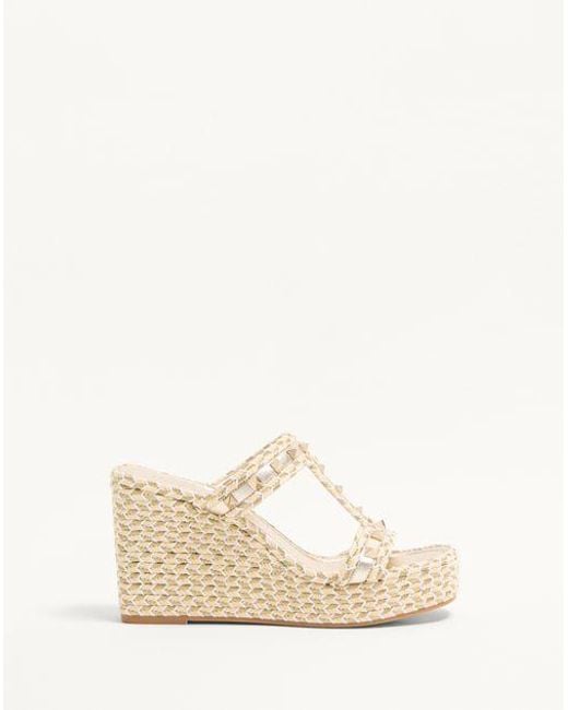 Valentino Garavani ロックスタッズ ラミネートナッパレザー ウェッジサンダル 90mm 女性 ナチュラル/アイボリー/ゴールド/プラチナ Natural