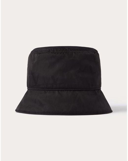 Bucket hat reversibile toile iconographe in nylon con pochette di Valentino Garavani in Black da Uomo