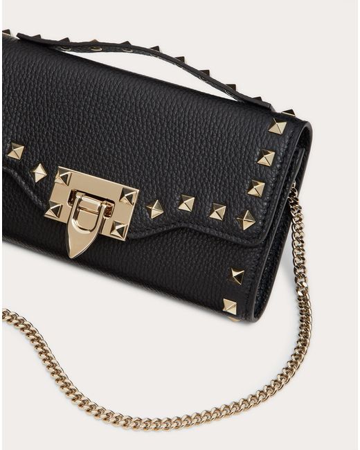 Valentino garavani cartera con cadena rockstud de piel de becerro granulada  Valentino Garavani de color Negro | Lyst