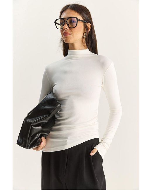 Bianco Lucci White Fitted Turtleneck Long Sleeve Blouse With Ruffle Detail