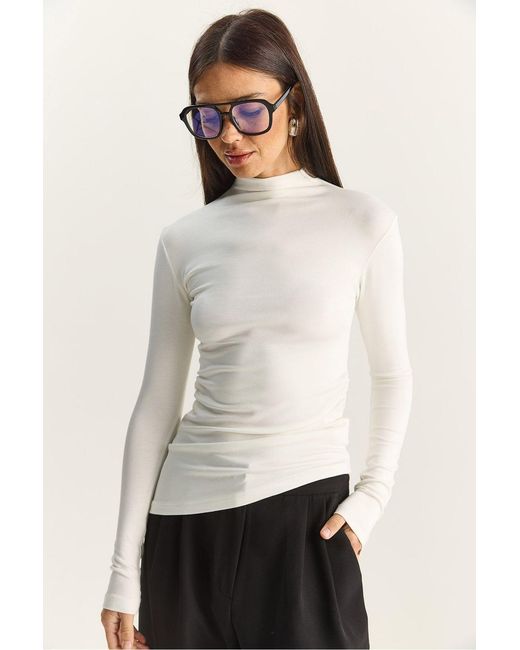 Bianco Lucci White Fitted Turtleneck Long Sleeve Blouse With Ruffle Detail