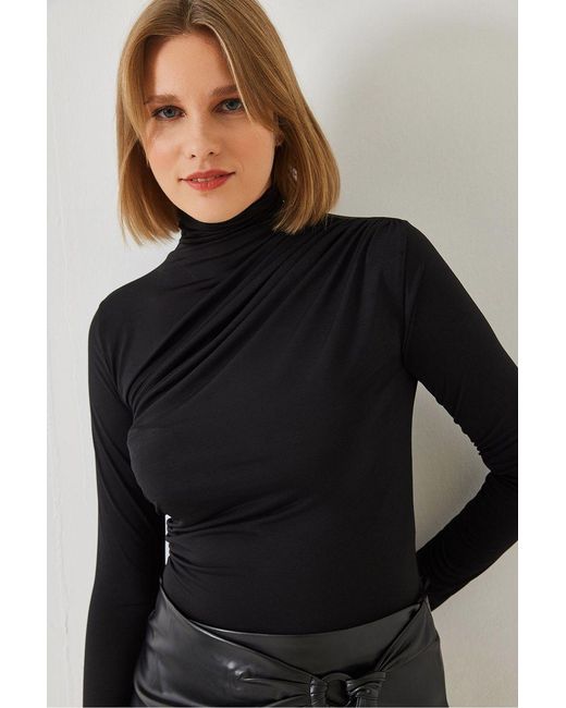 Bianco Lucci Black Fitted Turtleneck Blouse With Ruffle Detail