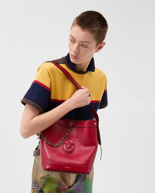 Pivot Borsa A Secchiello Piccola di Versace in Red