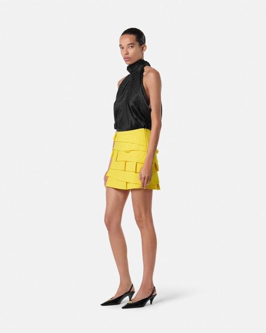 Minifalda Ajustada De Revés De Satén Versace de color Yellow