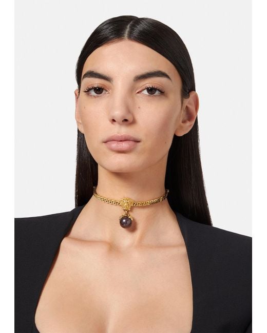 Versace Medusa Pearl Choker in White | Lyst