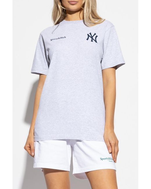 Sporty & Rich White T-Shirt From The "Yankees Serif Crewneck" Collection