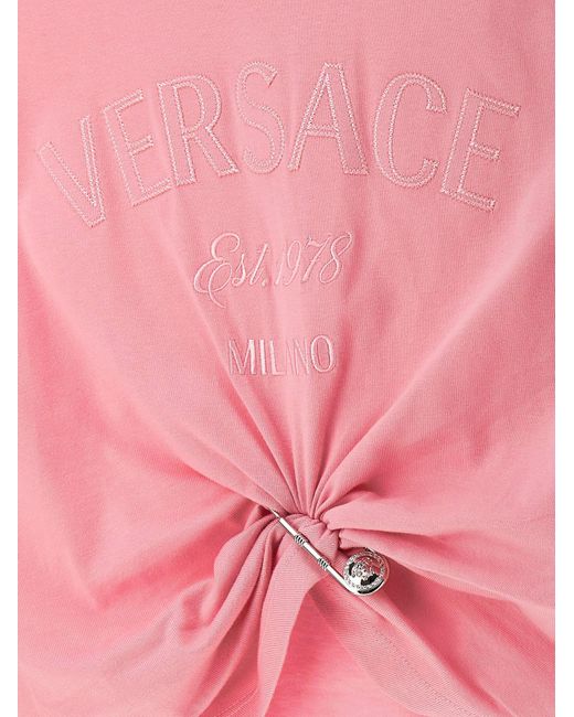 T-Shirt Con Dettaglio Spilla Medusa di Versace in Pink