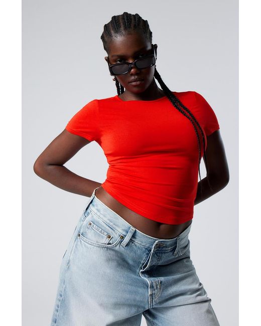 Weekday Red Körperbetontes Modal-T-Shirt mit rundem Saum