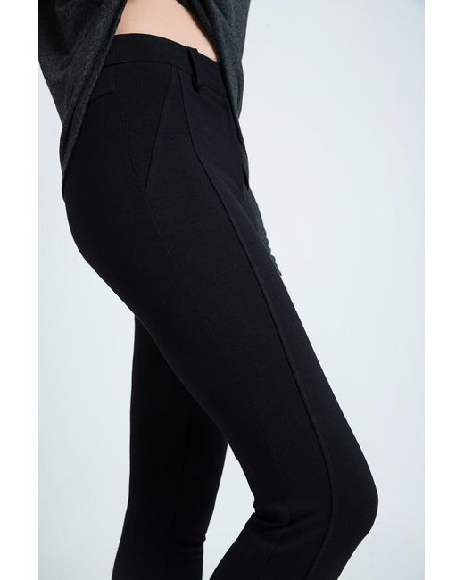 Conquista Black Mid Rise Jeggings