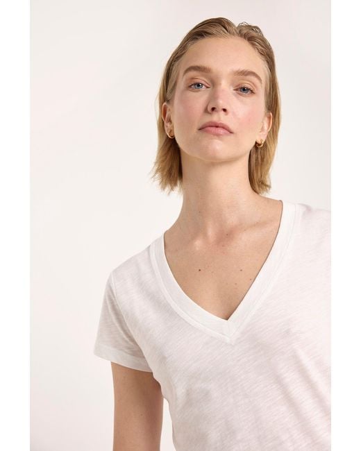 Brodie Cashmere White Relaxed Fit V Neck Tee